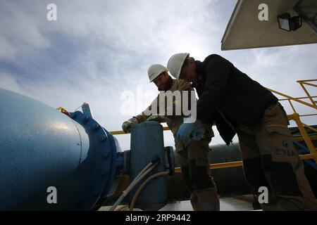 (190322) -- ATHÈNES, 22 mars 2019 -- une photo prise le 20 mars 2019 montre deux employés d'une usine de traitement des eaux à Galatsi, dans la banlieue nord d'Athènes, en Grèce. La station de traitement des eaux de Galatsi à Athènes est en activité depuis le début du 20e siècle. Pour aller avec la caractéristique : la qualité de l'eau du robinet de la Grèce reste excellente après huit ans de programme de sauvetage ) GRÈCE-ATHÈNES-WORLD WATER DAY-PLANT MariosxLolos PUBLICATIONxNOTxINxCHN Banque D'Images