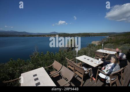 (190322) -- ATHÈNES, le 22 mars 2019 -- la photo prise le 20 mars 2019 montre une vue du lac Marathon dans la région de l'Attique orientale, en Grèce. Marathon Lake est l'un des principaux réservoirs d'approvisionnement en eau d'Athènes. Pour aller avec caractéristique : la qualité de l'eau du robinet de la Grèce reste excellente après huit ans de programme de sauvetage ) GRÈCE-ATHÈNES-JOURNÉE MONDIALE DE L'EAU-MARATHON LAC MariosxLolos PUBLICATIONxNOTxINxCHN Banque D'Images