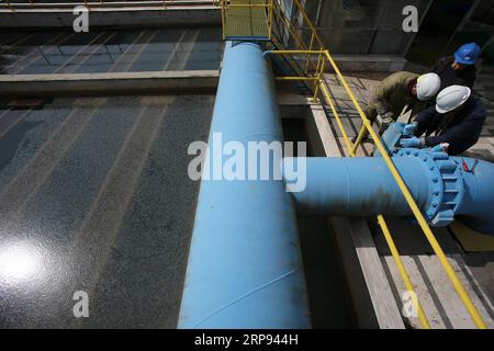 (190322) -- ATHÈNES, 22 mars 2019 -- une photo prise le 20 mars 2019 montre des employés d'une usine de traitement des eaux à Galatsi, dans la banlieue nord d'Athènes, en Grèce. La station de traitement des eaux de Galatsi à Athènes est en activité depuis le début du 20e siècle. Pour aller avec la caractéristique : la qualité de l'eau du robinet de la Grèce reste excellente après huit ans de programme de sauvetage ) GRÈCE-ATHÈNES-WORLD WATER DAY-PLANT MariosxLolos PUBLICATIONxNOTxINxCHN Banque D'Images