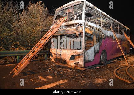 Actualités Themen der Woche KW12 Actualités Bilder des Tages China, Busunglück in Changde 190323 -- CHANGDE, le 23 mars 2019 Xinhua -- une photo prise le 22 mars 2019 montre le lieu de l'accident d'un incendie d'autocar à Changde, dans la province du Hunan du centre de la Chine. Vingt-six personnes ont été tuées et 28 autres blessées après qu'un autocar de tourisme ait pris feu vendredi dans la province du Hunan, au centre de la Chine, ont déclaré les autorités locales. Les blessés, dont cinq dans un état critique, ont été transportés d'urgence dans trois hôpitaux locaux pour y être soignés, selon le service de publicité du Comité provincial du Hunan du Parti communiste chinois. Le Banque D'Images