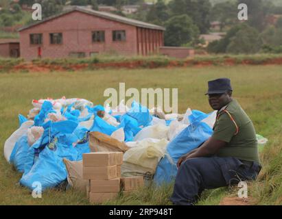 Simbabwe, Schäden nach Zyklon Idai (190322 ans) -- CHIMANIMANI (ZIMBABWE), 22 mars 2019 -- Un gardien surveille un don de nourriture à Chimanimani, province de Manicaland, Zimbabwe, le 22 mars 2019. Le président zimbabwéen Emmerson Mnangagwa a déclaré jeudi deux jours de deuil national après le cyclone Idai, dévastateur, qui a tué 139 personnes et laissé une trace de destruction dans l'est et le sud du pays. Alors que les efforts de sauvetage et de recherche se poursuivent, les dons de secours aux victimes continuent de affluer de la population locale, des entreprises, des gouvernements régionaux et de l'aide internationale Banque D'Images