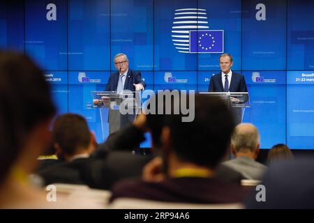 Actualités Themen der Woche KW12 Actualités Bilder des Tages (190322) -- BRUXELLES, le 22 mars 2019 -- le président de la Commission européenne Jean-Claude Juncker (à gauche) et le président du Conseil européen Donald Tusk assistent à une conférence de presse après le sommet de printemps de l'UE à Bruxelles, en Belgique, le 22 mars 2019. BELGIQUE-BRUXELLES-UE-SOMMET-CONFÉRENCE DE PRESSE EUROPEANXUNION PUBLICATIONXNOTXINXCHN Banque D'Images