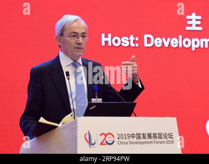 (190323) -- PÉKIN, le 23 mars 2019 -- Christoforos Pissarides, professeur à la London School of Economics and Political Science et lauréat du prix Nobel, prend la parole lors du Sommet économique de la Chine Forum sur le développement 2019 à Beijing, capitale de la Chine, le 23 mars 2019. Le Forum de trois jours sur le développement de la Chine, qui a débuté samedi, se concentrera sur des questions clés telles que la réforme structurelle du côté de l’offre, les nouvelles mesures de politique budgétaire proactive, l’ouverture du secteur financier et la stabilité financière. Plus de 50 fonctionnaires des départements du gouvernement central chinois et plus de 150 à l'étranger Banque D'Images