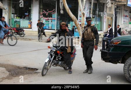 (190323) -- KANDAHAR, le 23 mars 2019 -- un policier afghan monte la garde après la mort d'un législateur dans la ville de Kandahar, capitale de la province de Kandahar, Afghanistan, le 23 mars 2019. Un législateur afghan a été abattu samedi dans la ville de Kandahar, capitale de la province méridionale de Kandahar, lors d'un dernier meurtre ciblé dans le pays, a confirmé la police locale. AFGHANISTAN-KANDAHAR-LÉGISLATEUR A TIRÉ SUR SanaulahxSeiam PUBLICATIONxNOTxINxCHN Banque D'Images