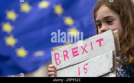 (190324) -- PÉKIN, 24 mars 2019 (Xinhua) -- une fille tient une pancarte pendant la marche Put it to the People dans le centre de Londres, Grande-Bretagne, le 23 mars 2019. Samedi, des centaines de milliers de personnes ont défilé dans le centre de Londres pour réclamer un autre référendum sur le Brexit alors que le pays est à nouveau pris dans l’impasse du Brexit. (Xinhua/Han Yan) PHOTOS XINHUA DU JOUR PUBLICATIONxNOTxINxCHN Banque D'Images