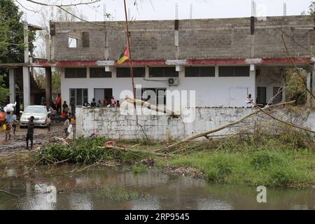 (190324) -- SOFALA, 24 mars 2019 (Xinhua) -- Un drapeau national du Mozambique flotte en Berne pour le dernier jour de la période de deuil national dans la ville de Tica, le long de la route nationale n° 6 (EN6) dans le bassin de la rivière Pungue, Mozambique, le 23 mars 2019. Après que le pays ait été frappé par le cyclone tropical Idai depuis la semaine dernière, la hausse du niveau de l’eau de la rivière Pungue a provoqué des inondations et des destructions massives. (Xinhua/nie Zuguo) MOZAMBIQUE-SOFALA-CYCLONE TROPICAL IDAI-VICTIMES PUBLICATIONxNOTxINxCHN Banque D'Images