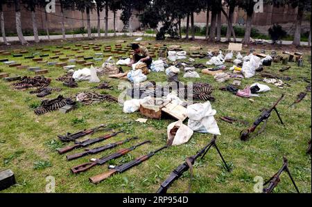 (190324) -- PÉKIN, le 24 mars 2019 -- des armes confisquées ont été vues sur une base militaire à Damas, en Syrie, le 23 mars 2019. L’armée syrienne a confisqué les armes alors qu’elle inspectait les zones tenues par les rebelles dans les campagnes de Homs, Damas et Daraa. PHOTOS XINHUA DU JOUR AmmarxSafarjalani PUBLICATIONxNOTxINxCHN Banque D'Images