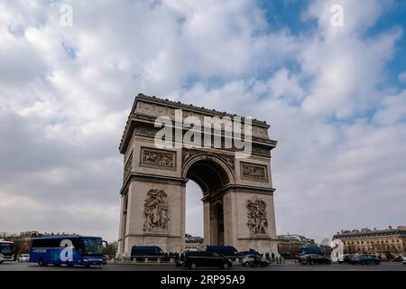 (190324) -- PÉKIN, 24 mars 2019 (Xinhua) -- une photo prise le 23 mars 2019 montre l'Arc de Triomphe à Paris, France. (Xinhua/Zhang Cheng) FRANCE-SCENERY PUBLICATIONxNOTxINxCHN Banque D'Images