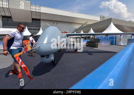 (190325) -- LANGKAWI, 25 mars 2019 (Xinhua) -- Un véhicule aérien sans pilote ANKA (UAV) de la société aérospatiale turque est exposé lors d'une avant-première médiatique de la 15e exposition maritime et aérospatiale internationale Langkawi (LIMA) à Langkawi, Malaisie, le 25 mars 2019. La 15e exposition maritime et aérospatiale internationale de Langkawi (LIMA) verra la participation de centaines d'entreprises de dizaines de pays, a déclaré lundi le ministre malaisien de la Défense Mohamad Sabu. (Xinhua/Chong Voon Chung) MALAYSIA-LANGKAWI-LIMA-PREVIEW PUBLICATIONxNOTxINxCHN Banque D'Images