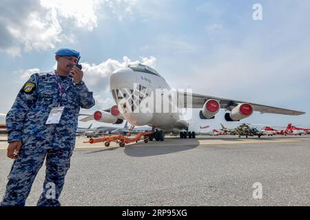 Actualités Bilder des Tages (190325) -- LANGKAWI, 25 mars 2019 (Xinhua) -- un avion il-76 est vu lors d'une avant-première médiatique de la 15e exposition maritime et aérospatiale internationale de Langkawi (LIMA) à Langkawi, Malaisie, le 25 mars 2019. La 15e exposition maritime et aérospatiale internationale de Langkawi (LIMA) verra la participation de centaines d'entreprises de dizaines de pays, a déclaré lundi le ministre malaisien de la Défense Mohamad Sabu. (Xinhua/Chong Voon Chung) MALAYSIA-LANGKAWI-LIMA-PREVIEW PUBLICATIONxNOTxINxCHN Banque D'Images