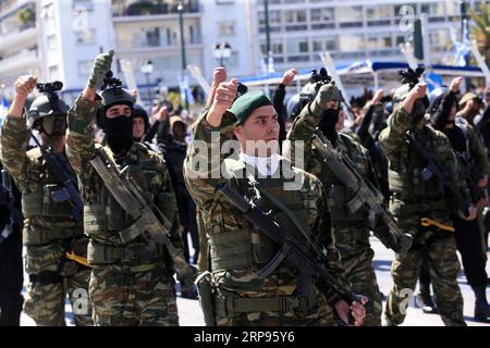 (190325) -- ATHÈNES, le 25 mars 2019 -- des soldats de l'armée grecque participent au défilé de la fête de l'indépendance à Athènes, en Grèce, le 25 mars 2019. La Grèce a marqué lundi le 198e anniversaire du début de la guerre d'indépendance grecque le 25 mars 1821 contre la domination ottomane de 400 ans avec un défilé militaire coutumier dans le centre d'Athènes. GRÈCE-ATHÈNES-JOUR DE L'INDÉPENDANCE-PARADE MariosxLolos PUBLICATIONxNOTxINxCHN Banque D'Images