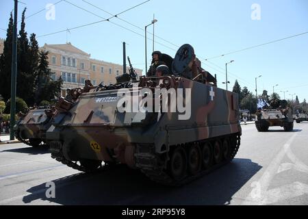 (190325) -- ATHÈNES, le 25 mars 2019 -- des véhicules militaires participent au défilé de la fête de l'indépendance à Athènes, en Grèce, le 25 mars 2019. La Grèce a marqué lundi le 198e anniversaire du début de la guerre d'indépendance grecque le 25 mars 1821 contre la domination ottomane de 400 ans avec un défilé militaire coutumier dans le centre d'Athènes. GRÈCE-ATHÈNES-JOUR DE L'INDÉPENDANCE-PARADE MariosxLolos PUBLICATIONxNOTxINxCHN Banque D'Images