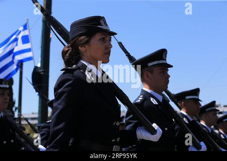 (190325) -- ATHÈNES, le 25 mars 2019 -- des soldats de l'armée grecque participent au défilé de la fête de l'indépendance à Athènes, en Grèce, le 25 mars 2019. La Grèce a marqué lundi le 198e anniversaire du début de la guerre d'indépendance grecque le 25 mars 1821 contre la domination ottomane de 400 ans avec un défilé militaire coutumier dans le centre d'Athènes. GRÈCE-ATHÈNES-JOUR DE L'INDÉPENDANCE-PARADE MariosxLolos PUBLICATIONxNOTxINxCHN Banque D'Images