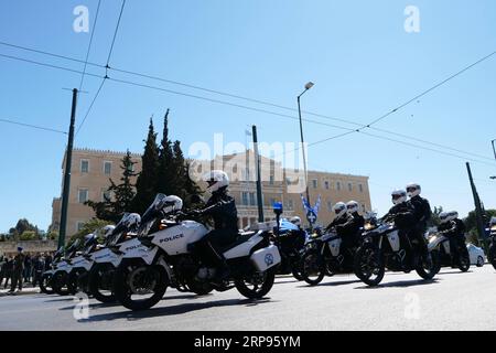 (190325) -- ATHÈNES, 25 mars 2019 (Xinhua) -- la police grecque participe au défilé de la fête de l'indépendance à Athènes, en Grèce, le 25 mars 2019. La Grèce a marqué lundi le 198e anniversaire du début de la guerre d'indépendance grecque le 25 mars 1821 contre la domination ottomane de 400 ans avec un défilé militaire coutumier dans le centre d'Athènes. (Xinhua/Li Xiaopeng) GRÈCE-ATHÈNES-JOUR DE L'INDÉPENDANCE-PARADE PUBLICATIONxNOTxINxCHN Banque D'Images