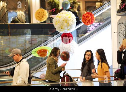 (190325) -- NEW YORK, 25 mars 2019 (Xinhua) -- les gens visitent le salon des fleurs de Macy au magasin phare Herald Square de Macy, à New York, aux États-Unis, le 25 mars 2019. Le salon floral annuel a lieu du 24 mars au 7 avril de cette année. Avec le thème de Voyage à Paradisios, opération : inspiration, le spectacle présente plus de 5 000 types de plantes représentant divers thèmes de l'espace extra-atmosphérique. (Xinhua/Wang Ying) US-NEW YORK-MACY S FLEUR SHOW PUBLICATIONxNOTxINxCHN Banque D'Images