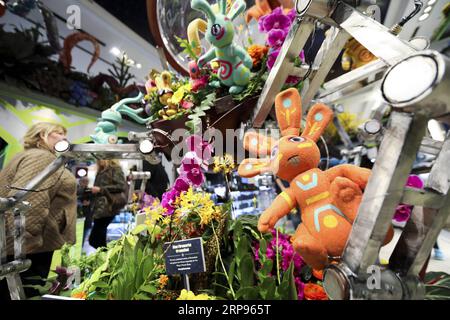 (190325) -- NEW YORK, 25 mars 2019 (Xinhua) -- les gens visitent le salon des fleurs de Macy au magasin phare Herald Square de Macy, à New York, aux États-Unis, le 25 mars 2019. Le salon floral annuel a lieu du 24 mars au 7 avril de cette année. Avec le thème de Voyage à Paradisios, opération : inspiration, le spectacle présente plus de 5 000 types de plantes représentant divers thèmes de l'espace extra-atmosphérique. (Xinhua/Wang Ying) US-NEW YORK-MACY S FLEUR SHOW PUBLICATIONxNOTxINxCHN Banque D'Images