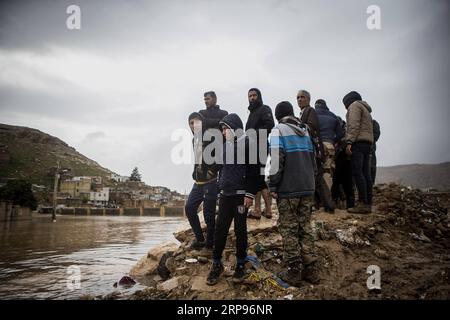 (190327) -- SHIRAZ, 27 mars 2019 -- les gens se tiennent sur les débris après une inondation causée par de fortes pluies à Shiraz, dans le sud de l'Iran, le 26 mars 2019. Au moins 25 personnes ont été tuées dans les fortes pluies et les inondations qui ont suivi en Iran au cours de la semaine écoulée. IRAN-SHIRAZ-INONDATION-APRÈS AhmadxHalabisaz PUBLICATIONxNOTxINxCHN Banque D'Images