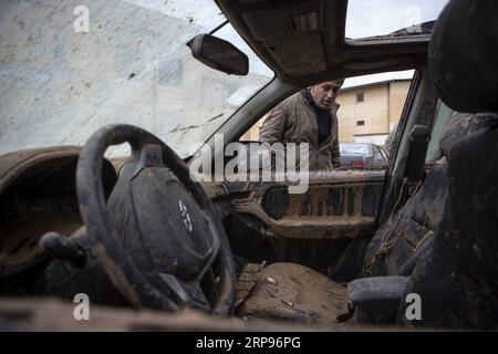 Actualités Bilder des Tages (190327) -- SHIRAZ, le 27 mars 2019 -- un homme regarde une voiture endommagée après une inondation causée par de fortes pluies à Shiraz, dans le sud de l'Iran, le 26 mars 2019. Au moins 25 personnes ont été tuées dans les fortes pluies et les inondations qui ont suivi en Iran au cours de la semaine écoulée. IRAN-SHIRAZ-INONDATION-APRÈS AhmadxHalabisaz PUBLICATIONxNOTxINxCHN Banque D'Images