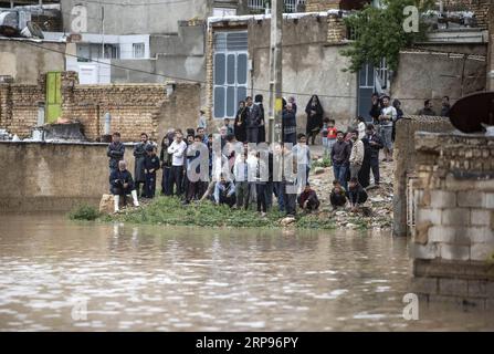 (190327) -- SHIRAZ, 27 mars 2019 -- les gens attendent de l'aide après une inondation causée par de fortes pluies à Shiraz, dans le sud de l'Iran, le 26 mars 2019. Au moins 25 personnes ont été tuées dans les fortes pluies et les inondations qui ont suivi en Iran au cours de la semaine écoulée. IRAN-SHIRAZ-INONDATION-APRÈS AhmadxHalabisaz PUBLICATIONxNOTxINxCHN Banque D'Images