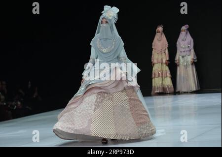 (190327) -- JAKARTA, le 27 mars 2019 -- Un mannequin présente un design de création de Nines Widosari lors de la semaine de la mode indonésienne 2019 au Jakarta Convention Center à Jakarta, Indonésie, le 27 mars 2019.) INDONESIA-JAKARTA-FASHION WEEK 2019-NINES WIDOSARI VERIXSANOVRI PUBLICATIONXNOTXINXCHN Banque D'Images