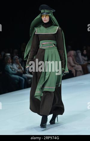 (190327) -- JAKARTA, le 27 mars 2019 -- Un mannequin présente un design de création de Dinii Fitriyah lors de la semaine de la mode indonésienne 2019 au Jakarta Convention Center à Jakarta, Indonésie, le 27 mars 2019.) INDONÉSIE-JAKARTA-FASHION WEEK 2019-DINII FITRIYAH VERIXSANOVRI PUBLICATIONXNOTXINXCHN Banque D'Images