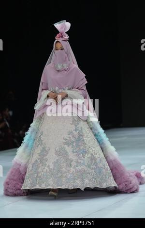 (190327) -- JAKARTA, le 27 mars 2019 -- Un mannequin présente un design de création de Nines Widosari lors de la semaine de la mode indonésienne 2019 au Jakarta Convention Center à Jakarta, Indonésie, le 27 mars 2019.) INDONESIA-JAKARTA-FASHION WEEK 2019-NINES WIDOSARI VERIXSANOVRI PUBLICATIONXNOTXINXCHN Banque D'Images