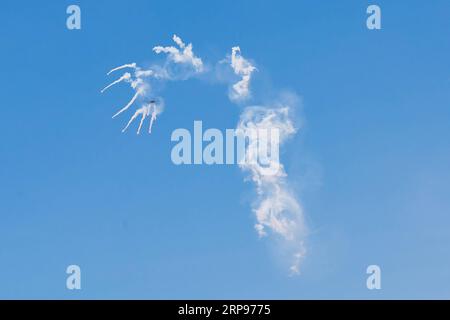 (190327) -- LANGKAWI, 27 mars 2019 (Xinhua) -- un avion de chasse F/A-18D de la Royal Malaysian Air Force joue lors de la 15e exposition maritime et aérospatiale internationale de Langkawi (LIMA) à Langkawi, Malaisie, le 27 mars 2019. La 15e exposition maritime et aérospatiale internationale de Langkawi (LIMA) a débuté mardi, avec des entreprises de défense du monde entier en lice pour une plus grande part dans l’industrie asiatique de la défense. 390 entreprises du secteur de la défense et du commerce de 31 pays et régions participent à cet événement de cinq jours. (Xinhua/Zhu Wei) MALAISIE-LANGKAWI-AEROSPACE-MAR Banque D'Images