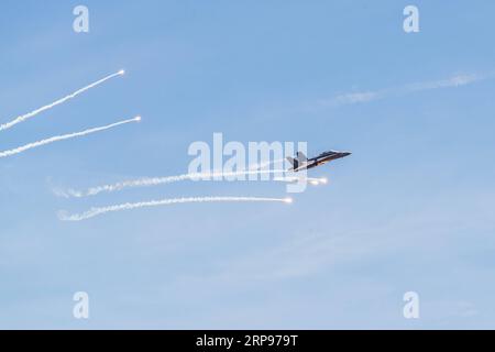 (190327) -- LANGKAWI, 27 mars 2019 (Xinhua) -- un avion de chasse F/A-18D de la Royal Malaysian Air Force joue lors de la 15e exposition maritime et aérospatiale internationale de Langkawi (LIMA) à Langkawi, Malaisie, le 27 mars 2019. La 15e exposition maritime et aérospatiale internationale de Langkawi (LIMA) a débuté mardi, avec des entreprises de défense du monde entier en lice pour une plus grande part dans l’industrie asiatique de la défense. 390 entreprises du secteur de la défense et du commerce de 31 pays et régions participent à cet événement de cinq jours. (Xinhua/Zhu Wei) MALAISIE-LANGKAWI-AEROSPACE-MAR Banque D'Images