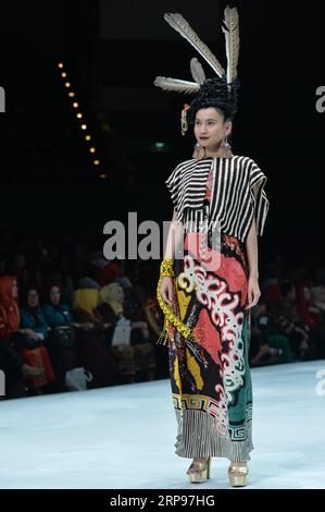 (190327) -- JAKARTA, le 27 mars 2019 -- Un modèle présente une création conçue par Sugeng Waskito lors de la semaine de la mode indonésienne 2019 au Jakarta Convention Center à Jakarta, Indonésie, le 27 mars 2019.) INDONÉSIE-JAKARTA-FASHION WEEK VerixSanovri PUBLICATIONxNOTxINxCHN Banque D'Images