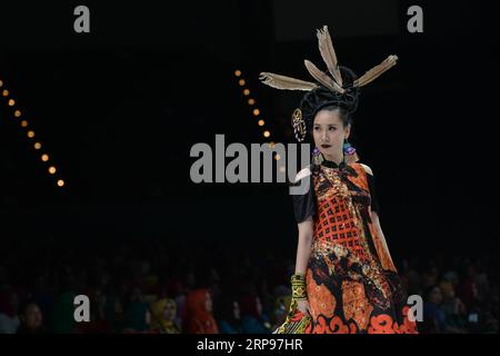 (190327) -- JAKARTA, le 27 mars 2019 -- Un modèle présente une création conçue par Sugeng Waskito lors de la semaine de la mode indonésienne 2019 au Jakarta Convention Center à Jakarta, Indonésie, le 27 mars 2019.) INDONÉSIE-JAKARTA-FASHION WEEK VerixSanovri PUBLICATIONxNOTxINxCHN Banque D'Images