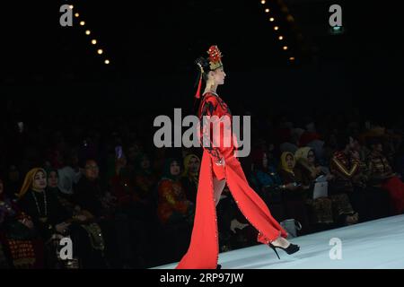 (190327) -- JAKARTA, le 27 mars 2019 -- Un mannequin présente une création conçue par Abhiee lors de la semaine de la mode indonésienne 2019 au Jakarta Convention Center à Jakarta, Indonésie, le 27 mars 2019.) INDONÉSIE-JAKARTA-FASHION WEEK VerixSanovri PUBLICATIONxNOTxINxCHN Banque D'Images