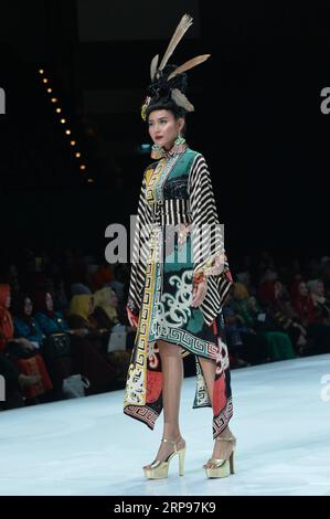 (190327) -- JAKARTA, le 27 mars 2019 -- Un modèle présente une création conçue par Sugeng Waskito lors de la semaine de la mode indonésienne 2019 au Jakarta Convention Center à Jakarta, Indonésie, le 27 mars 2019.) INDONÉSIE-JAKARTA-FASHION WEEK VerixSanovri PUBLICATIONxNOTxINxCHN Banque D'Images