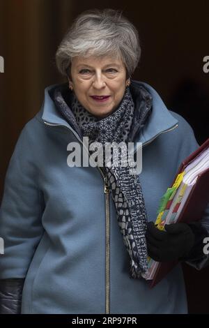 (190327) -- LONDRES, le 27 mars 2019 -- la première ministre britannique Theresa May quitte le 10 Downing Street pour les questions du premier ministre à la Chambre des communes à Londres, en Grande-Bretagne, le 27 mars 2019. Theresa May a accepté mercredi de démissionner de son poste de Premier ministre britannique après la signature de l’accord sur le Brexit. ROYAUME-UNI-LONDRES-THERESA MAY-BREXIT RayxTang PUBLICATIONxNOTxINxCHN Banque D'Images