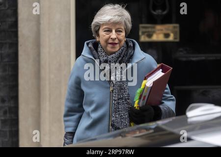 (190327) -- LONDRES, le 27 mars 2019 -- la première ministre britannique Theresa May quitte le 10 Downing Street pour les questions du premier ministre à la Chambre des communes à Londres, en Grande-Bretagne, le 27 mars 2019. Theresa May a accepté mercredi de démissionner de son poste de Premier ministre britannique après la signature de l’accord sur le Brexit. ROYAUME-UNI-LONDRES-THERESA MAY-BREXIT RayxTang PUBLICATIONxNOTxINxCHN Banque D'Images