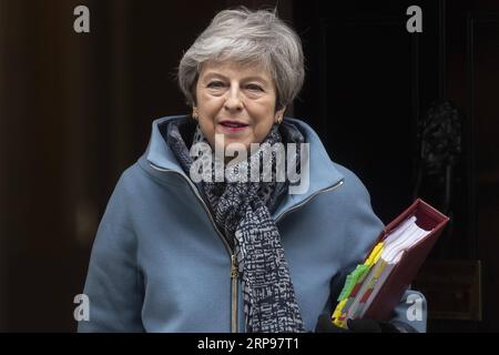 (190327) -- LONDRES, le 27 mars 2019 -- la première ministre britannique Theresa May quitte le 10 Downing Street pour les questions du premier ministre à la Chambre des communes à Londres, en Grande-Bretagne, le 27 mars 2019. Theresa May a accepté mercredi de démissionner de son poste de Premier ministre britannique après la signature de l’accord sur le Brexit. ROYAUME-UNI-LONDRES-THERESA MAY-BREXIT RayxTang PUBLICATIONxNOTxINxCHN Banque D'Images