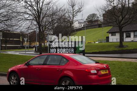 (190328) -- DERRY, 28 mars 2019 (Xinhua) -- Une voiture passe devant un panneau indiquant Hard Border, Soft Border, No Border à Derry, une ville frontalière d'Irlande du Nord, au Royaume-Uni, le 18 mars 2019. La possibilité imminente d’une frontière irlandaise dure qui pourrait être créée par le Brexit cause une agonie aux habitants de Derry, une ville frontalière d’Irlande du Nord qui n’est pas peu familière avec les jours sombres de division et de violence. POUR ALLER AVEC Spotlight : la ville d'Irlande du Nord se méfie d'une possible frontière dure alors que le Brexit se profile (Xinhua/Han Yan) UK-DERRY-BORDER-BREXIT PUBLICATIONxNOTxINxCHN Banque D'Images