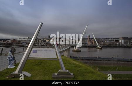 (190328) -- DERRY, 28 mars 2019 (Xinhua) -- une photo prise le 20 mars 2019 montre le pont de la paix à Derry, une ville frontalière d'Irlande du Nord, au Royaume-Uni. La possibilité imminente d’une frontière irlandaise dure qui pourrait être créée par le Brexit cause une agonie aux habitants de Derry, une ville frontalière d’Irlande du Nord qui n’est pas peu familière avec les jours sombres de division et de violence. POUR ALLER AVEC Spotlight : la ville d'Irlande du Nord se méfie d'une possible frontière dure alors que le Brexit se profile (Xinhua/Han Yan) UK-DERRY-BORDER-BREXIT PUBLICATIONxNOTxINxCHN Banque D'Images