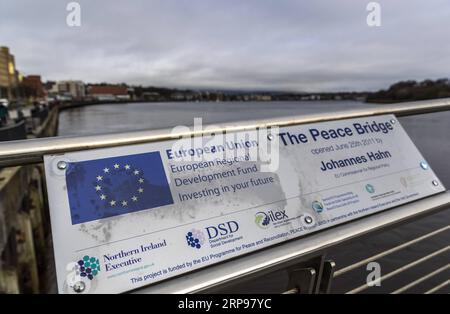 (190328) -- DERRY, 28 mars 2019 (Xinhua) -- une photo prise le 20 mars 2019 montre une plaque du Peace Bridge à Derry, une ville frontalière d'Irlande du Nord, au Royaume-Uni. La possibilité imminente d’une frontière irlandaise dure qui pourrait être créée par le Brexit cause une agonie aux habitants de Derry, une ville frontalière d’Irlande du Nord qui n’est pas peu familière avec les jours sombres de division et de violence. POUR ALLER AVEC Spotlight : la ville d'Irlande du Nord se méfie d'une possible frontière dure alors que le Brexit se profile (Xinhua/Han Yan) UK-DERRY-BORDER-BREXIT PUBLICATIONxNOTxINxCHN Banque D'Images