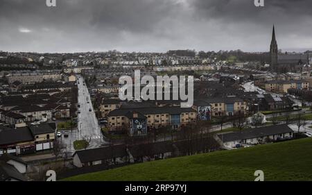 (190328) -- DERRY, 28 mars 2019 (Xinhua) -- une photo prise le 18 mars 2019 montre une vue de Derry, une ville frontalière en Irlande du Nord, au Royaume-Uni. La possibilité imminente d’une frontière irlandaise dure qui pourrait être créée par le Brexit cause une agonie aux habitants de Derry, une ville frontalière d’Irlande du Nord qui n’est pas peu familière avec les jours sombres de division et de violence. POUR ALLER AVEC Spotlight : la ville d'Irlande du Nord se méfie d'une possible frontière dure alors que le Brexit se profile (Xinhua/Han Yan) UK-DERRY-BORDER-BREXIT PUBLICATIONxNOTxINxCHN Banque D'Images