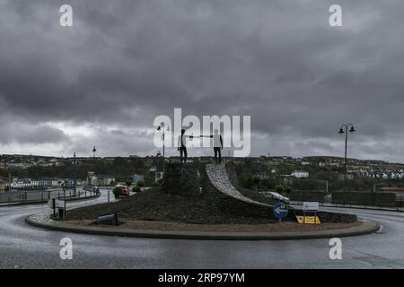 (190328) -- DERRY, 28 mars 2019 (Xinhua) -- une photo prise le 18 mars 2019 montre Hands Across the Divide , une sculpture à Derry, une ville frontalière d'Irlande du Nord, au Royaume-Uni. La possibilité imminente d’une frontière irlandaise dure qui pourrait être créée par le Brexit cause une agonie aux habitants de Derry, une ville frontalière d’Irlande du Nord qui n’est pas peu familière avec les jours sombres de division et de violence. POUR ALLER AVEC Spotlight : la ville d'Irlande du Nord se méfie d'une possible frontière dure alors que le Brexit se profile (Xinhua/Han Yan) UK-DERRY-BORDER-BREXIT PUBLICATIONxNOTxINxCHN Banque D'Images