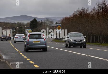 (190328) -- DERRY, 28 mars 2019 (Xinhua) -- les véhicules traversent la frontière entre l'Irlande du Nord et la République d'Irlande voisine à Derry d'Irlande du Nord, au Royaume-Uni, le 18 mars 2019. La possibilité imminente d’une frontière irlandaise dure qui pourrait être créée par le Brexit cause une agonie aux habitants de Derry, une ville frontalière d’Irlande du Nord qui n’est pas peu familière avec les jours sombres de division et de violence. POUR ALLER AVEC Spotlight : la ville d'Irlande du Nord se méfie d'une possible frontière dure alors que le Brexit se profile (Xinhua/Han Yan) UK-DERRY-BORDER-BREXIT PUBLICATIONxNOTxINxCHN Banque D'Images