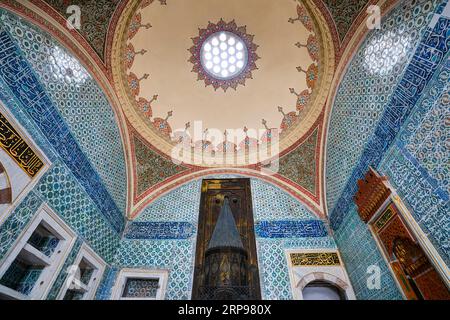 Hall avec cheminée dans la cour du sultan valide au palais de Topkapi Harem. Istanbul, Turquie Banque D'Images