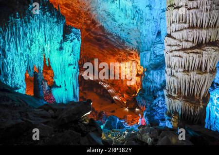 (190328) -- CHONGQING, 28 mars 2019 (Xinhua) -- une photo prise le 26 mars 2019 montre un paysage karstique à l'intérieur de la grotte de Furong dans le district de Wulong à Chongqing, dans le sud-ouest de la Chine. La grotte de Wulong Furong a été inscrite au patrimoine mondial de l'UNESCO en 2007. (Xinhua/Liu Chan) CHINA-CHONGQING-KARST-CAVE (CN) PUBLICATIONxNOTxINxCHN Banque D'Images