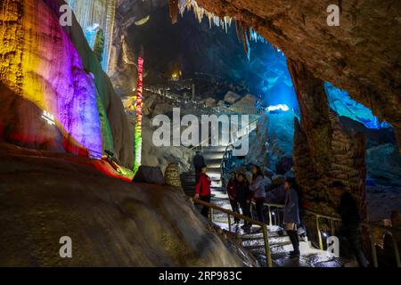 (190328) -- CHONGQING, 28 mars 2019 (Xinhua) -- des touristes visitent la grotte de Furong dans le district de Wulong à Chongqing, dans le sud-ouest de la Chine, le 26 mars 2019. La grotte de Wulong Furong a été inscrite au patrimoine mondial de l'UNESCO en 2007. (Xinhua/Liu Chan) CHINA-CHONGQING-KARST-CAVE (CN) PUBLICATIONxNOTxINxCHN Banque D'Images