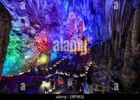 (190328) -- CHONGQING, 28 mars 2019 (Xinhua) -- des touristes visitent la grotte de Furong dans le district de Wulong à Chongqing, dans le sud-ouest de la Chine, le 26 mars 2019. La grotte de Wulong Furong a été inscrite au patrimoine mondial de l'UNESCO en 2007. (Xinhua/Liu Chan) CHINA-CHONGQING-KARST-CAVE (CN) PUBLICATIONxNOTxINxCHN Banque D'Images