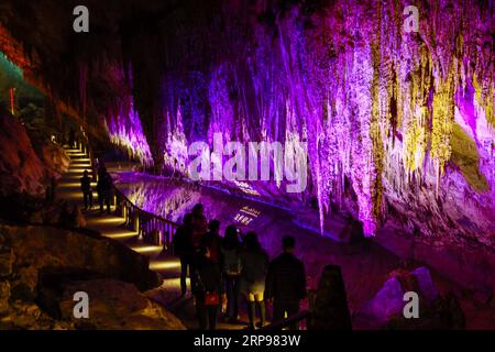 (190328) -- CHONGQING, 28 mars 2019 (Xinhua) -- les touristes regardent le paysage karstique à l'intérieur de la grotte de Furong dans le district de Wulong à Chongqing, dans le sud-ouest de la Chine, le 26 mars 2019. La grotte de Wulong Furong a été inscrite au patrimoine mondial de l'UNESCO en 2007. (Xinhua/Dong Jianghui) CHINA-CHONGQING-KARST-CAVE (CN) PUBLICATIONxNOTxINxCHN Banque D'Images