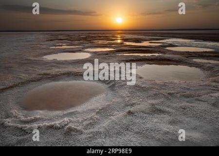 Lac Tuz (Tuz Gölü) au coucher du soleil. Cappadoce, Turquie Banque D'Images