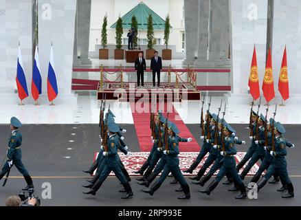 (190329) -- BICHKEK, 29 mars 2019 (Xinhua) -- le président russe Vladimir Poutine (arrière gauche), accompagné du président kirghize Sooronbay Jeenbekov, inspecte la garde d'honneur lors d'une cérémonie de bienvenue à Bichkek, Kirghizistan, le 28 mars 2019. Vladimir Poutine était en visite d’État d’une journée au Kirghizistan. (Xinhua/Roman) KIRGHIZISTAN-RUSSIE-POUTINE-VISITE PUBLICATIONxNOTxINxCHN Banque D'Images