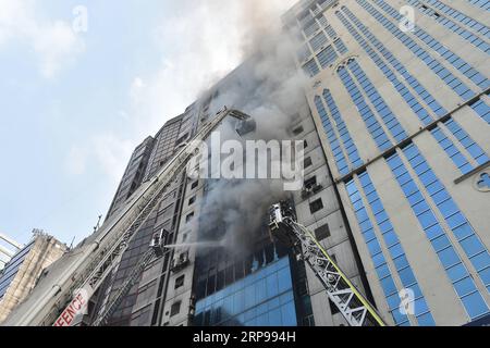 Actualités Bilder des Tages (190329) -- DHAKA, le 29 mars 2019 -- des pompiers tentent d'éteindre le feu après qu'un incendie ait éclaté dans un immeuble de grande hauteur à Dhaka, au Bangladesh, le 28 mars 2019. Au moins 19 personnes, dont un sri-lankais, ont été tuées et des dizaines d'autres blessées lorsqu'un incendie massif a englouti jeudi un immeuble de grande hauteur à Dhaka. ) BANGLADESH-DHAKA-FIRE SalimxReza PUBLICATIONxNOTxINxCHN Banque D'Images