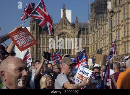 (190329) -- LONDRES, 29 mars 2019 (Xinhua) -- des manifestants pro-Brexit manifestent devant les chambres du Parlement à Londres, en Grande-Bretagne, le 29 mars 2019. Vendredi, les législateurs britanniques ont voté pour rejeter l accord de Brexit de la première ministre Theresa May, qui a déjà été rejeté deux fois au Parlement depuis janvier. (Xinhua/Han Yan) GRANDE-BRETAGNE-LONDRES-BREXIT ACCORD-REJET PUBLICATIONxNOTxINxCHN Banque D'Images